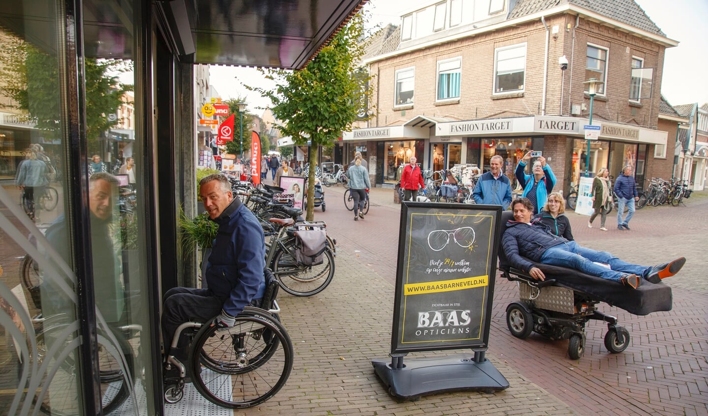 Peter test de goed toegankelijke ingang van Baas opticiens