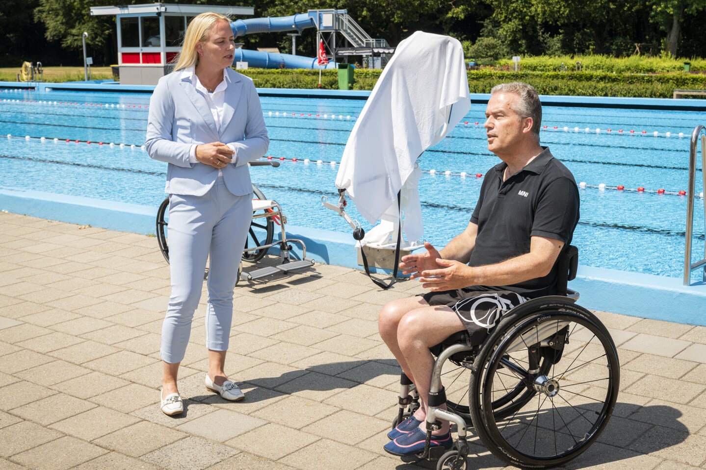 Peter de Bliek bij opening zwembadlift