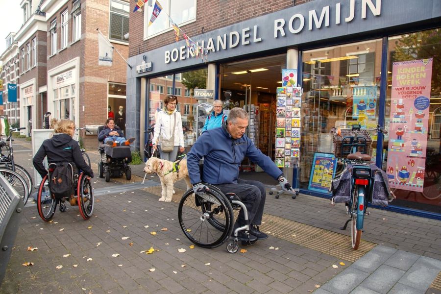 Fiets geparkeerd op geleidelijn