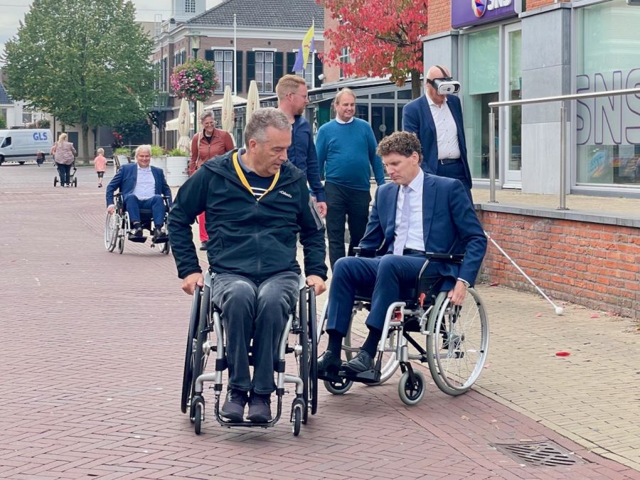 Burgemeester van Barneveld in rolstoel