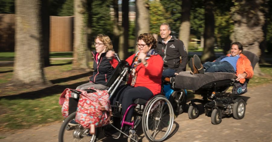 Leden van de gehandicaptenraad onderweg naar een toetsing
